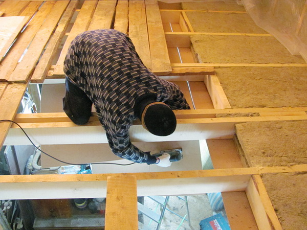 Как утеплять потолок в деревянном доме 2