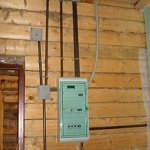 Наружная проводка в деревянном доме - правила и прокладка проводки 1