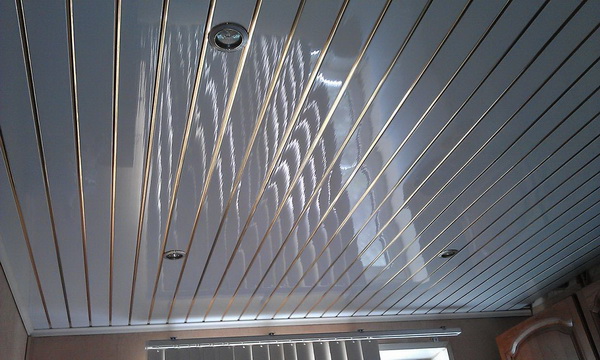 Панели ПВХ потолочные - обшиваем потолок в частном доме 3